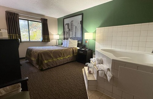 Mundelein Hotel | Super 8 by Wyndham Mundelein/Libertyville Area