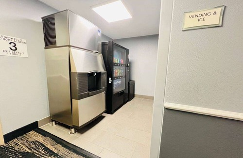 Glendale Hotel | AmericInn by Wyndham Glendale/Milwaukee
