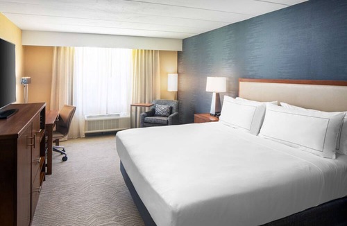 Thurston Hotel | DoubleTree by Hilton Ann Arbor North