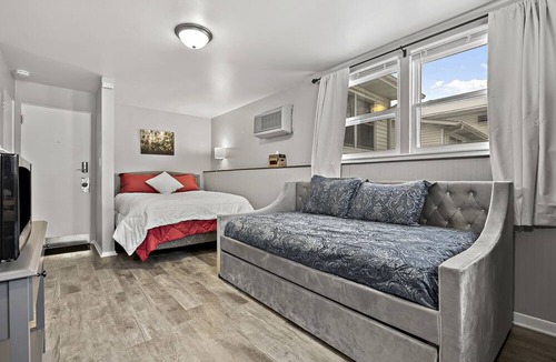 Aurora Apartment | Studio1116E/PetFriendly/WIFI/BigTV/PKG/nearDowntown Aurora.
