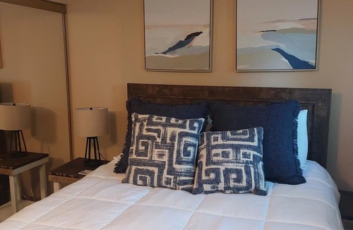 Waukegan House | Colorful 4-bedroom house-Vet owned-NAVAL Academy