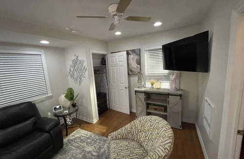 Detroit Apartment | Beautiful Quiet Boston-Edison Historical District