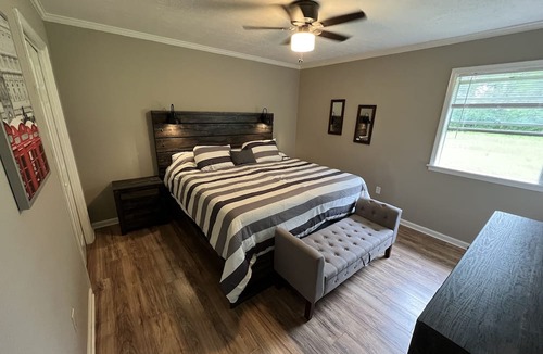 Pearl House | Spacious 3 bedroom home near Amphitheater/Baseball/shopping and much more