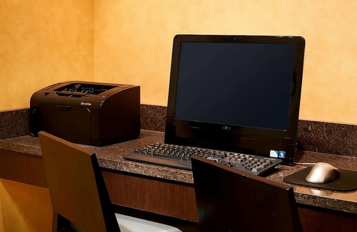 Waukegan Hotel | Indulge In Home Like Comfort! Near Genesee Theater, Pets Allowed, Outdoor Pool!