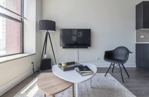 Near South Side Apartment | McCormick Place 2b/2b family unit with optional parking for up to 8 guests