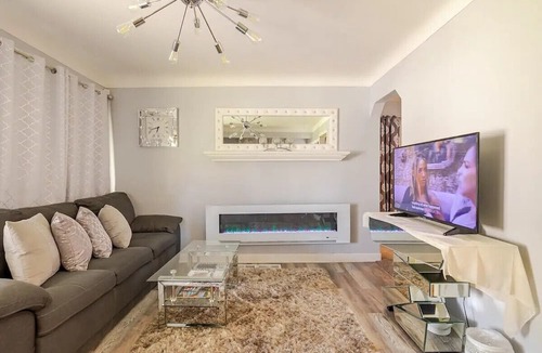 Wyandotte House | Elegant Serene Escape in Wyandotte