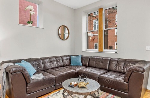 Soulard Apartment | Classic Soulard 2BD King Master & Private Deck