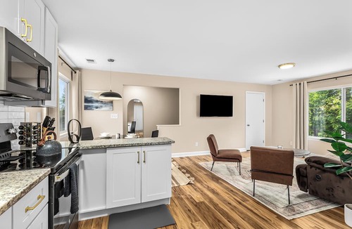 Roseville Apartment | New! Spacious 1BR King Suite, Prime Location