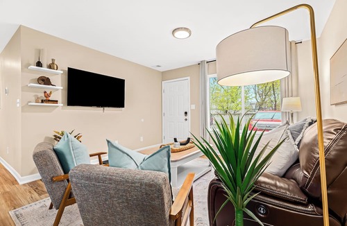 Roseville Apartment | New! Bright & Cozy 1BR Flat with Double Recliners
