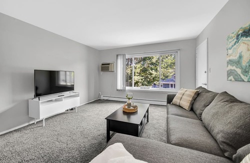 Crown Point Apartment | AVAIL 7/2 - 1 bed/1 bath downtown Crown Point