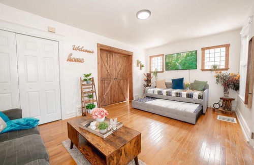 St. Louis House | Charming Sparking Clean Renovated CityHouse 5mins Botanical Garden