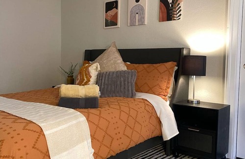 Central Hyde Park Apartment | Charming/Cozy/1 Bedroom
