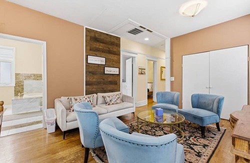 Lakewood-Balmoral Condo | At Home in Andersonville - Close to Foster Beach and the Red Line by AllSet Turnover