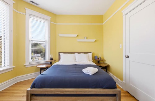 Lakewood-Balmoral Condo | At Home in Andersonville - Close to Foster Beach and the Red Line by AllSet Turnover