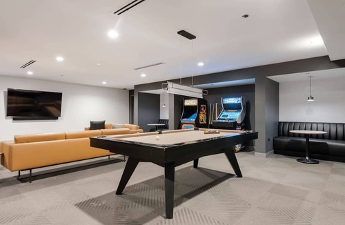 Downtown Chicago Apartment | Historic Charm + Modern Comfort for Tourists