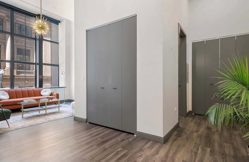 Downtown Chicago Apartment | Historic Charm + Modern Comfort for Tourists