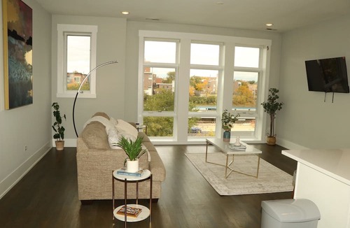 East Garfield Park Apartment | Chicago Oasis - Near United Center & Downtown