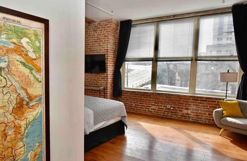 Downtown Kansas City Apartment | ★ THE PAD ★ KING BED ★