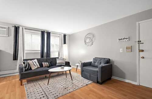 Oak Park Condo | Chic Suite/Mins to L Train/Laundry/Free Parking