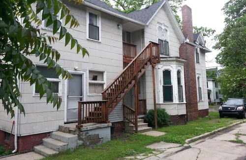 Flint Apartment | #4 Cultural Center Apartment Downtown Flint