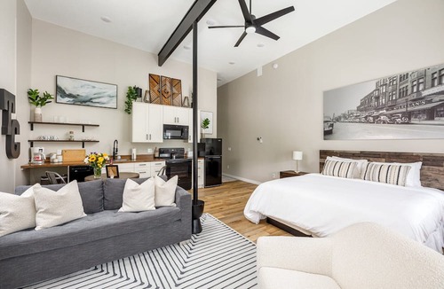 Traverse City Apartment | Modern & Cozy Studio | Walk to Downtown & Beach