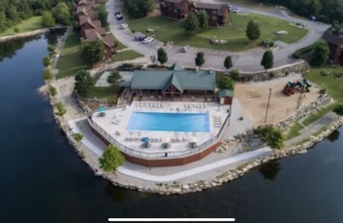 Branson West Condo | Walk-In Luxury Condo 3BR/3BA 3 Minutes to Silver Dollar City & Table Rock Lake