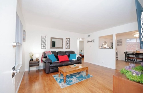 Airport Township Apartment | Sunny SparkingClean King bed Apt- CreveCoeurPark