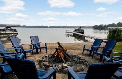 Jordan House | Modern Luxury 3bd/2ba Lake Home -Beach + Hottub .5 Miles to Mystic Lake Casino