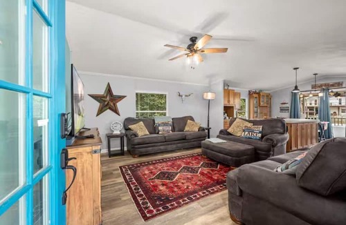 Pointblank House | Cozy Cottage on lake Livingston with Kayaks included