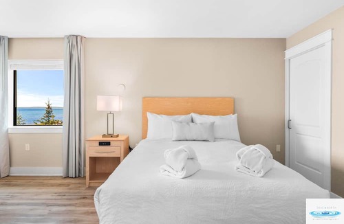 Traverse City Hotel | 🏖️ Gold Coast Inn | Breathtaking Lake Views Corner Rm 301