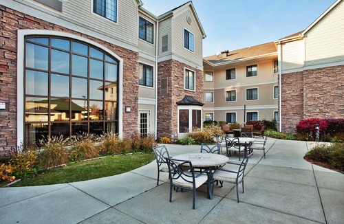 East Paris Condo | Seasonal Outdoor Pool + Hot Tub + Free Breakfast | Suite Near Airport!
