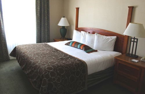 East Paris Condo | Close to the Airport! | Free Breakfast + Seasonal Outdoor Pool + Hot Tub
