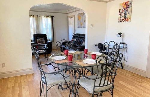 Waukegan Apartment | ☆2bdrm Apt near Naval Base - 6 Flags - Casino☆