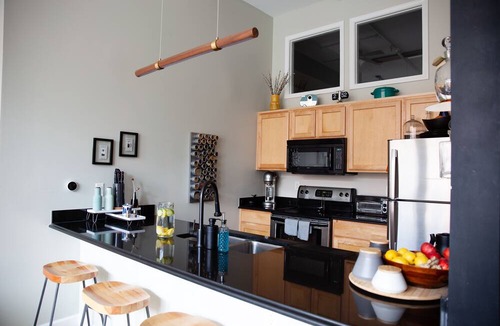 Old West Side Condo | Downtown Loft, 2BR, 1BA, 4BDs, Free Pkg, WiFi, AC, STR26-1315