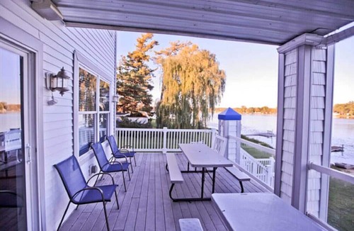 Alto Apartment | Campau Lake Retreat | 3 Levels | Family-Friendly