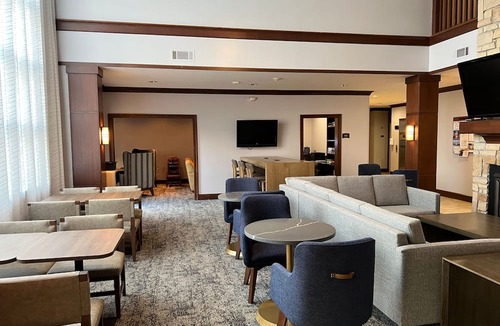 Oconomowoc Apartment | King Suite w/Full Kitchen in Oconomowoc