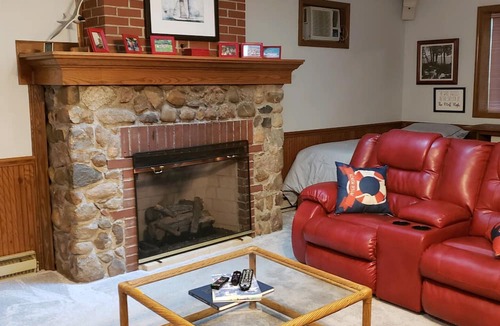 Lakeside House | Lovely, Well-Maintained Cottage, 5' minute walk to Lake