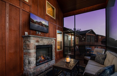 Reeds Spring House | Private hot tub-close to community pool-Pet frndly