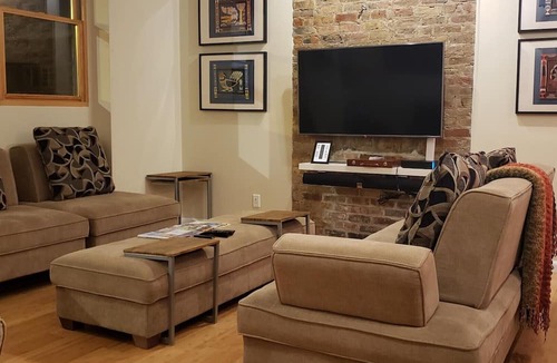 River North Apartment | 4BR Old Town Chicago Loft | Walk to Wells St
