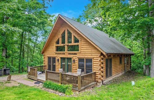 Ridgedale Cabin | Secluded Lodge w HotTub Loft w Games Near Big Cedar Trophy Buck Pet Friendly Car Charger Slide