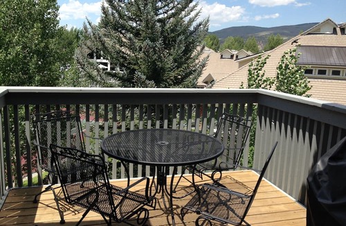 Edwards House | Spacious Town Home 3 BR/3.5 BA with Mountain Views!