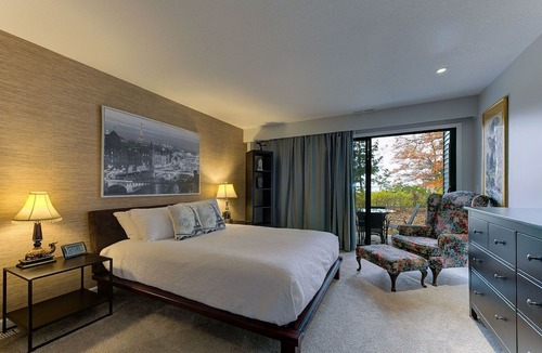 Acme Condo | 🏖️ Cozy Aviation ✈ Stylish Lake View Condo @ The Shores