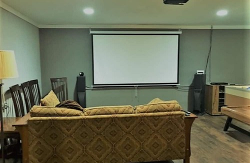 Oshkosh House | 5 Star Reviews, 5-Bedroom Home Sleeps 10, 3-Bath, Game Room, So Nice!