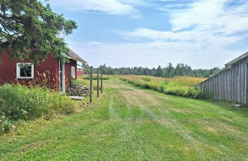 Laurium House | Escape to our farmhouse on 79 acres 4 ponds minutes from Calumet and Hancockn