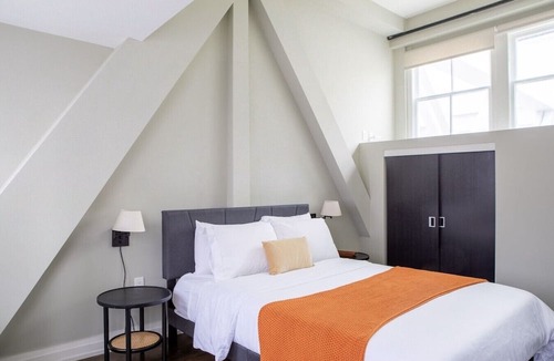 East Town Apartment | Downtown Luxury 1BR Loft · Walkable · Sleeps 4