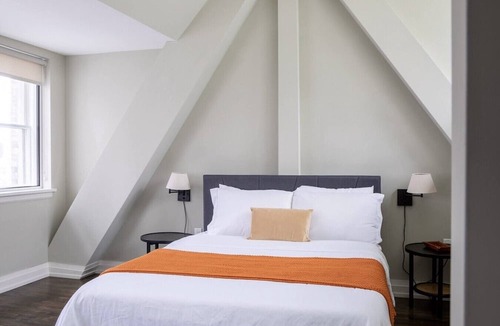 East Town Apartment | Downtown Luxury 1BR Loft · Walkable · Sleeps 4