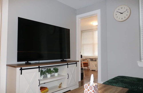 Midtown Apartment | Historic Manor 2BR in the Heart of Midtown Detroit - Mins From Downtown