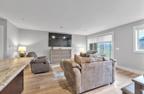 Birmingham Apartment | Modern Birmingham Retreat