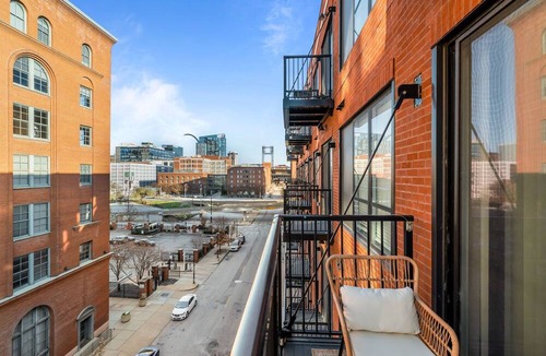 Downtown St. Louis Apartment | Walk to Busch and Free Parking Downtown