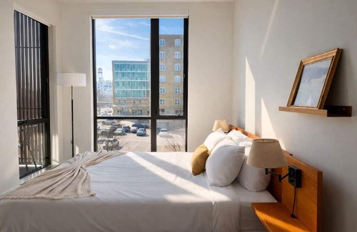 Fifth Ward Apartment | Walker`s Point Designer 2BR · Prime Location with Balcony and Gym · Sleeps 6